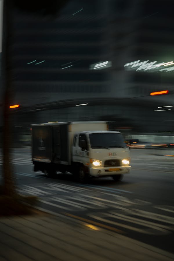 Location camion 20m³ avec hayon : pratique et économique